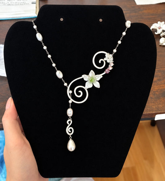 Pearl drop necklace