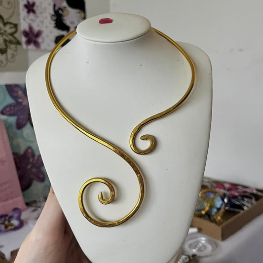 Asymmetrical OG swirl necklace gold